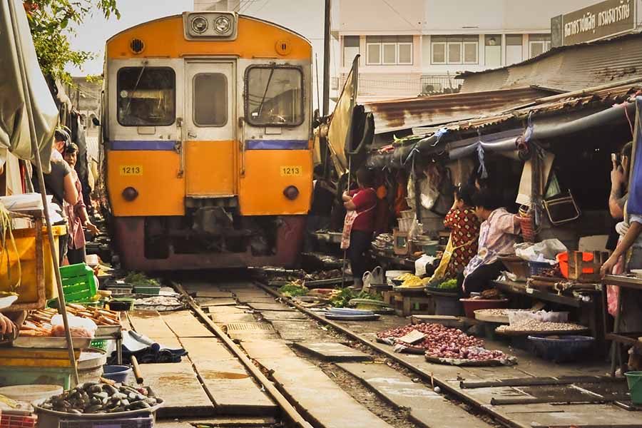 مائه کلونگ، بازاری در بانکوک که قطار از وسط آن می گذرد!