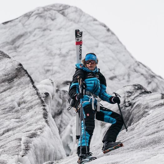 زن لهستانی درپی صعود ماناسلو با اسکی