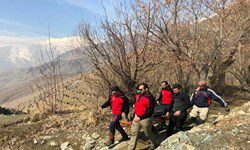 تلاش ۱۳ ساعته امدادگران هلال‌احمر برای نجات فرد گرفتار در کوه‌های ماهان