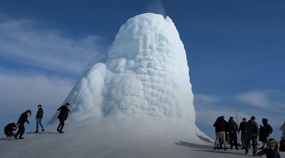 پدیده عجیب اتشفشان یخی در قزاقستان