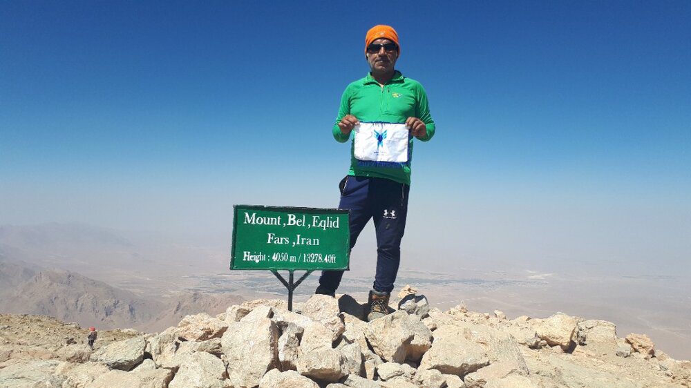 صعود کوهنورد دانشگاه آزاد اسلامی به بام استان فارس