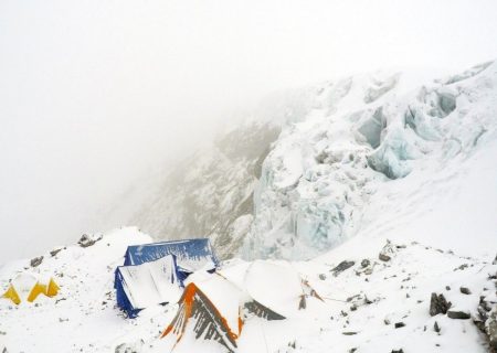 یک جان باخته و ۱۰ کوهنورد گرفتار در اثر بارش سنگین برف در مراپیک