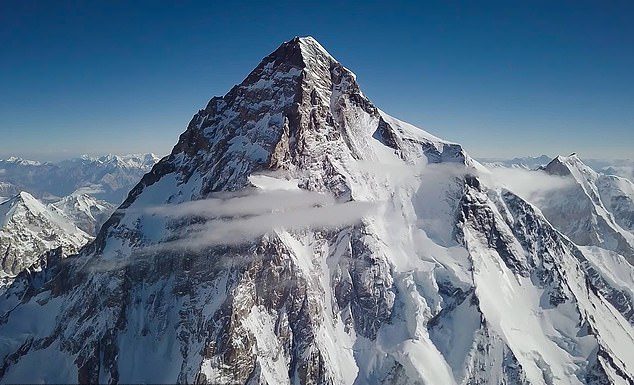 دوسار فیلمی مستند از اسکی کردن قله کی ۲ در پاکستان