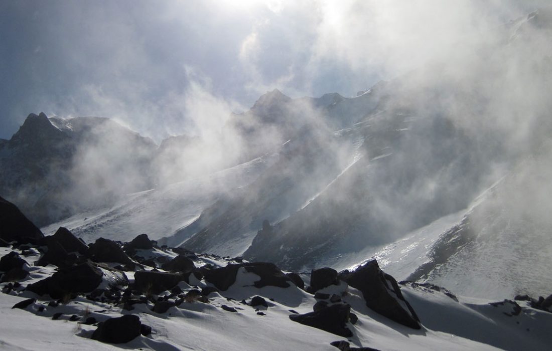 طی ۴۸ ساعت آینده به کوه نروید/پیش بینی بارش برف و باد شدید در منطقه گنجنامه