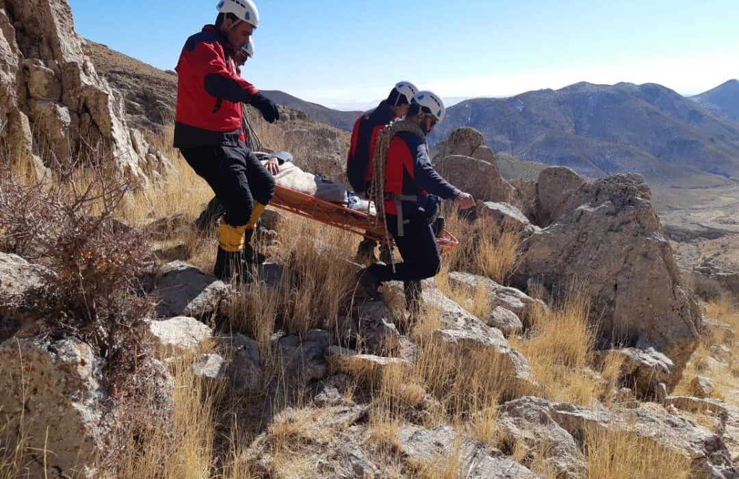 اجرای مانور نجات مصدوم از ارتفاعات قله شاه جهان