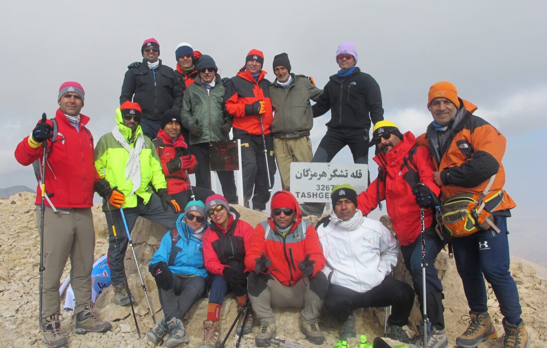 صعود مشترک کوهنوردان دانشگاه آزاد بندرعباس ، مسیر سبز و بانک تجارت به بام استان هرمزگان