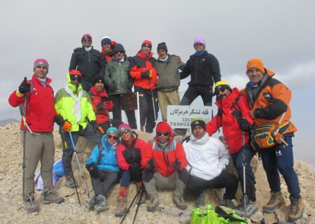 صعود مشترک کوهنوردان دانشگاه آزاد بندرعباس ، مسیر سبز و بانک تجارت به بام استان هرمزگان