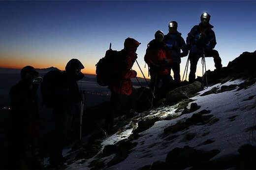 کوهنورد جانباخته در ارتفاعات دیزین به ارتفاعات پایین منتقل شد