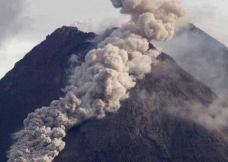 فوران آتشفشان اندونزی/۱۴ کشته و ۵۷ مجروح