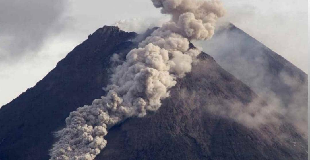فوران آتشفشان اندونزی/۱۴ کشته و ۵۷ مجروح