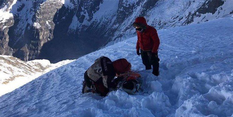 آغاز عملیات بازگردان اجساد دو کوهنورد حادثه دیده در «علم کوه» با بالگرد