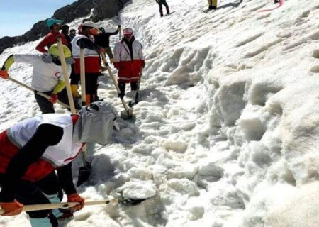 نجات ۴ فرد گم شده در ارتفاعات صعب العبور منطقه گل افشان سمیرم