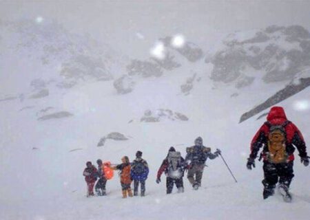 انتقال امدادگران حادثه علم کوه با موفقیت انجام شد