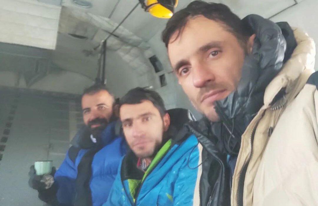 انتقال امدادگران علم کوه با موفقیت انجام شد