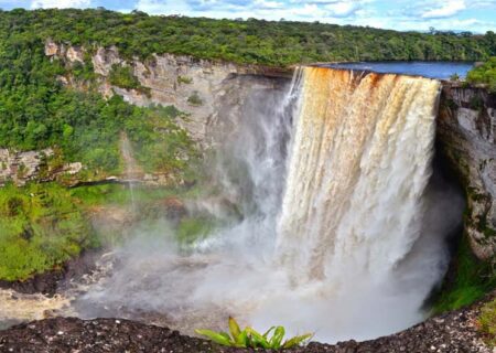 بزرگترین آبشار قطره ای جهان در کشور گویان امریکای جنوبی