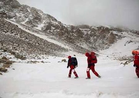 دسترسی تیم امداد و نجات به کوهنوردان حادثه دیده در منطقه گرده آلمان‌ها علم کوه
