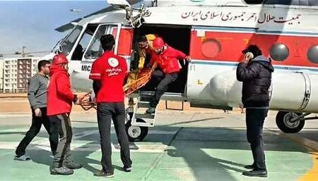 نجات کوهنورد سقوط کرده در ارتفاعات شیرپلای تهران توسط امدادگران هلال احمر