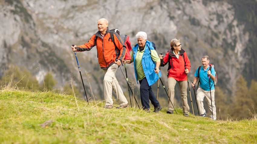 فواید کوهنوردی برای سالمندان