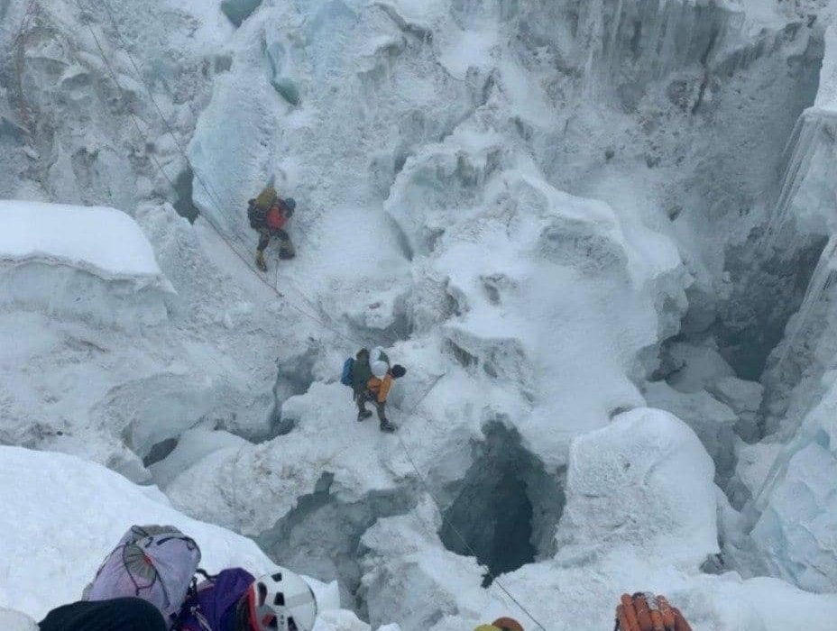 آبشار یخی خومبو: منطقه ای که با کوچکترین اشتباه میتواند مرگبار باشد