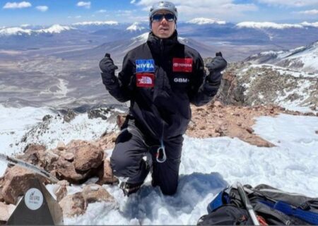 نخستین‌ کوهنورد روشندل بر فراز مرتفع‌ترین آتشفشان دنیا