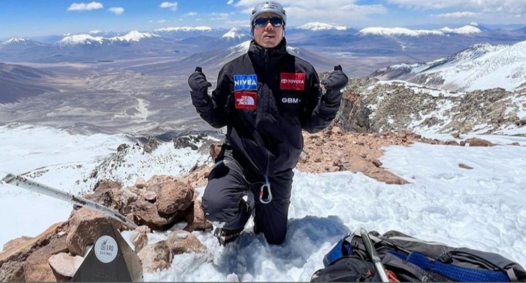 نخستین‌ کوهنورد روشندل بر فراز مرتفع‌ترین آتشفشان دنیا