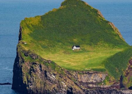 یک خانه کوچک در جزیره Elidaey (ایسلند)
