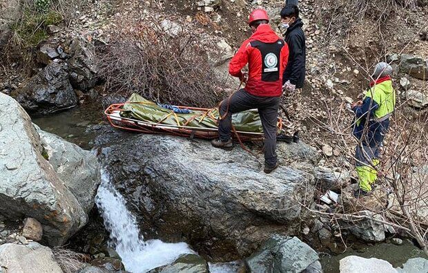 پیکر کوهنورد ۴۰ ساله پس از جستجوی ۱۰ ساعته در داراباد پیدا شد