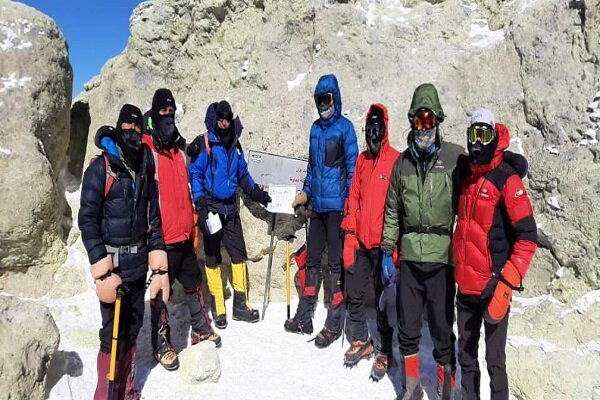 تیم واکنش سریع و امداد و نجات ارتش قله دماوند را فتح کرد