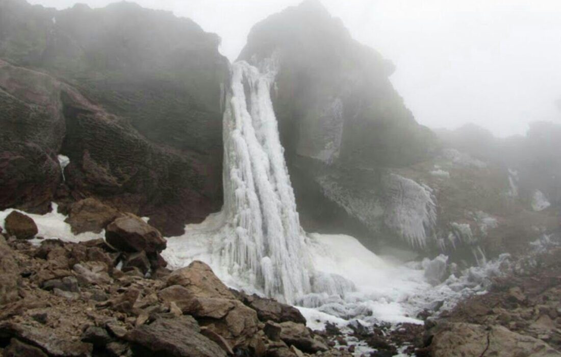آبشار یخی خومبو: منطقه ای که با کوچکترین اشتباه میتواند مرگبار باشد