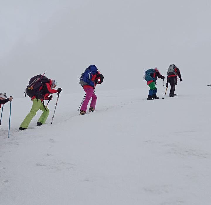 صعود کوهنوردان زن کشورهای عضو اکو به مناسبت نوروز به سرپرستی راشین جهانبازی و مسوولیت فنی علی اکبری به قله توچال