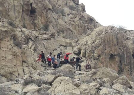 نجات کوهنورد ۵۴ ساله در طاقبستان کرمانشاه