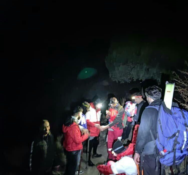 نجات ۵ فرد گرفتار در ارتفاعات کوه بزد توسط تیم امداد کوهستان هلال احمر شهرستان تربت جام