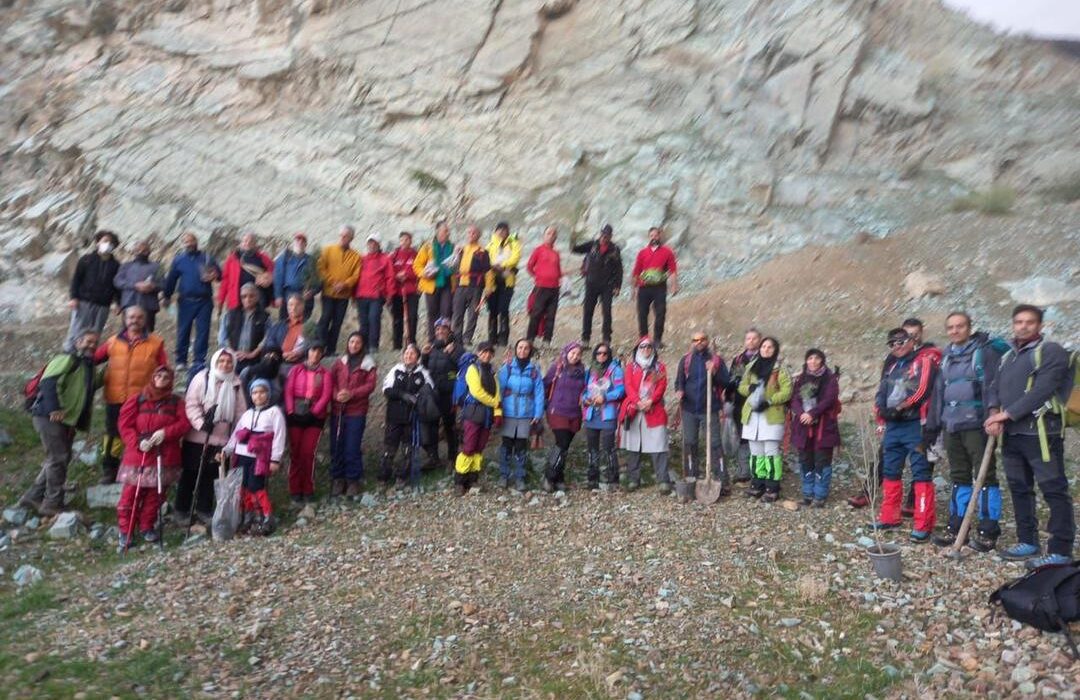 همگام با سایر کوهنوردان در برنامه هفته درختکاری