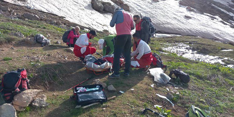 تلاش ۶ ساعته هلال احمر برای نجات جان یک کوهنورد در ارتفاعات گوگجه سقز