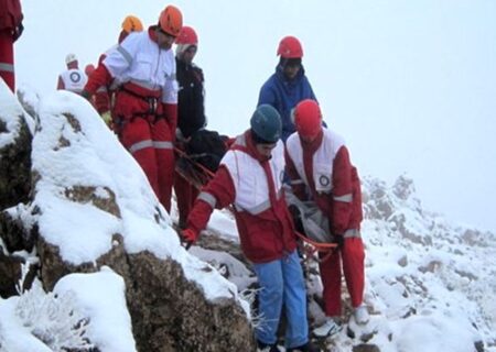 ۱۲ ساعت عملیات برای نجات کوهنوردان تهرانی و چهارمحال بختیاری
