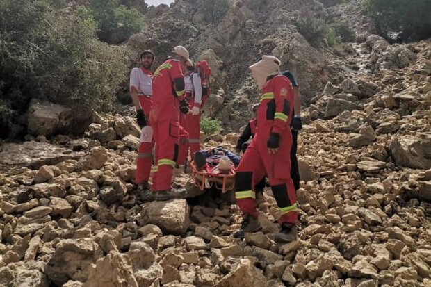 عملیات آتش نشانان شیراز برای نجات کوهنورد مصدوم در تنگ سرخ