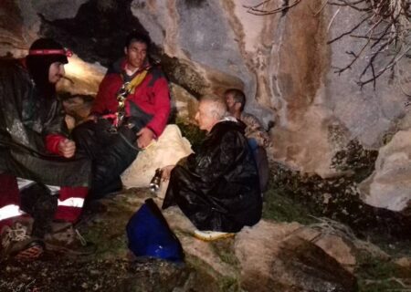 دره “آب کمر” نظاره‌گر تلاش امدادگران برای نجات مرد ۵۷ ساله تفرشی