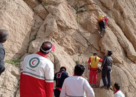 انتقال پیکر کوهنورد فوت شده در “چاه” غار کوه شیرز هرسین
