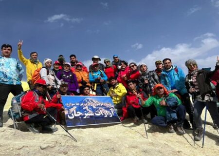 صعود کوهنوردان سیرجانی به قله تفتان سیستان و بلوچستان