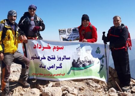 صعود کوهنوردان سمنانی به قله ۳۶۵۱ متری به یاد شهدا