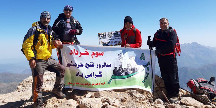 صعود کوهنوردان سمنانی به قله ۳۶۵۱ متری به یاد شهدا