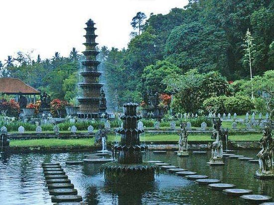 کاخ سلطنتی سابق تیرتا گانگا در بالی اندونزی