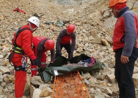 جستجوی ۱۵ ساعته برای یافتن پیکر فرد سقوط کرده از ارتفاع کوه پرآو