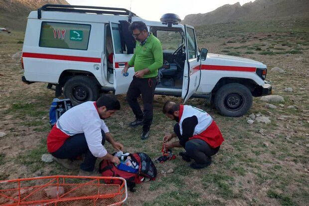 امدادرسانی تیم واکنش سریع هلال احمر کرمانشاه به کوهنورد ۶۵ ساله