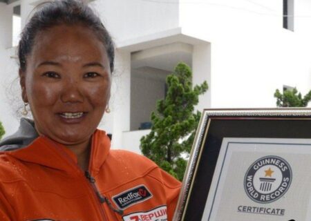 کوهنورد زن نپالی  برای دهمین‌بار برفراز «اورست»