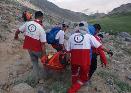 انتقال مصدوم کوهنورد از تخت نادر همدان
