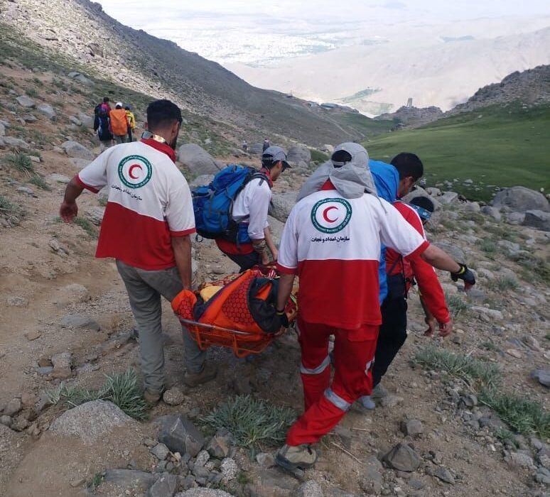 انتقال مصدوم کوهنورد از تخت نادر همدان