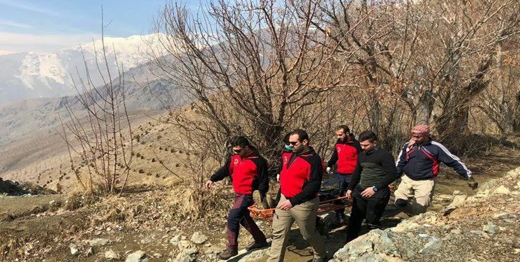 عملیات شبانه نجات مرد ۴۶ ساله سقوط کرده از ارتفاع در امامزاده جنگل رنگو گرگان