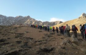 ۱۰۰ نفر از کارگران کوهنورد کشور به قله کلار شهرستان بروجن صعود کردند