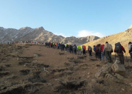 ۱۰۰ نفر از کارگران کوهنورد کشور به قله کلار شهرستان بروجن صعود کردند